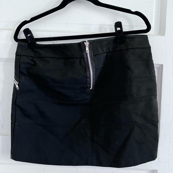 Black bodycon miniskirt with zippers - Picture 4 of 5